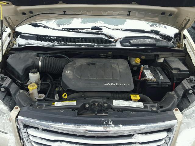 2A4RR5DG4BR760470 - 2011 CHRYSLER TOWN & COU GOLD photo 7