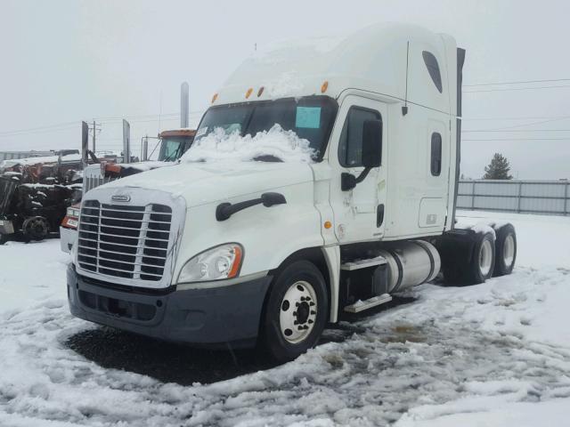 1FUJGLBG1DLBY1413 - 2013 FREIGHTLINER CASCADIA 1 WHITE photo 2