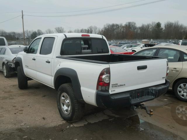 3TMLU4EN7BM071239 - 2011 TOYOTA TACOMA DOU WHITE photo 3