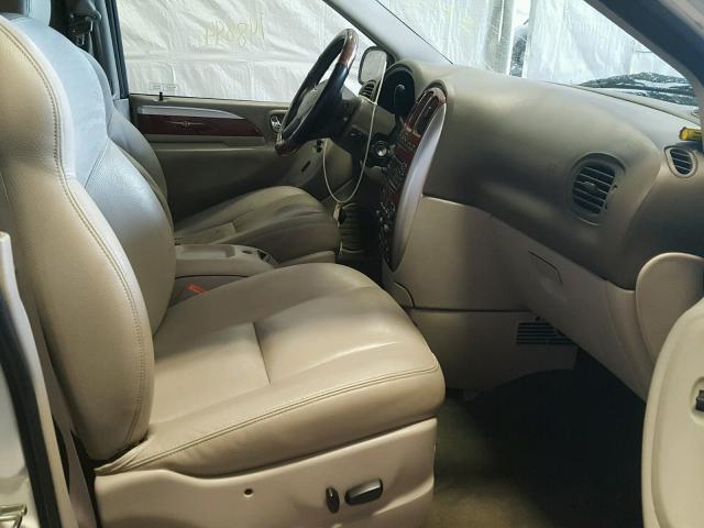 2C8GP64L45R198224 - 2005 CHRYSLER TOWN & COU WHITE photo 5