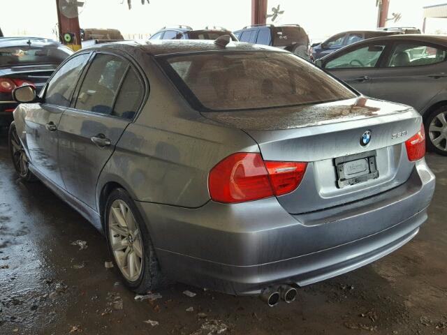 WBAPH77549NL83505 - 2009 BMW 328 I GRAY photo 3