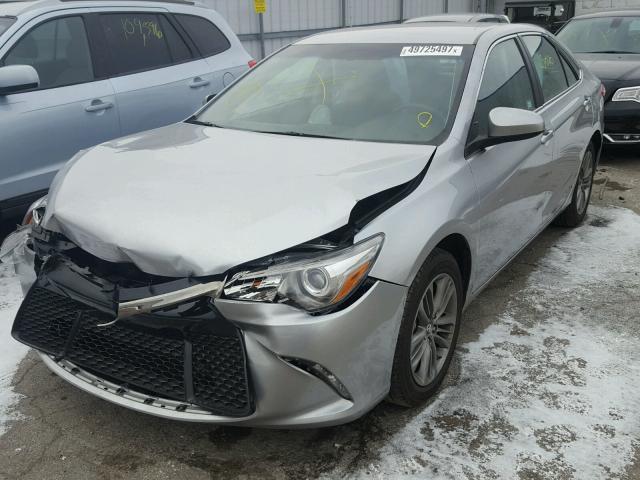 4T1BF1FK6HU406967 - 2017 TOYOTA CAMRY LE ნაცრისფერი ფოტო 2