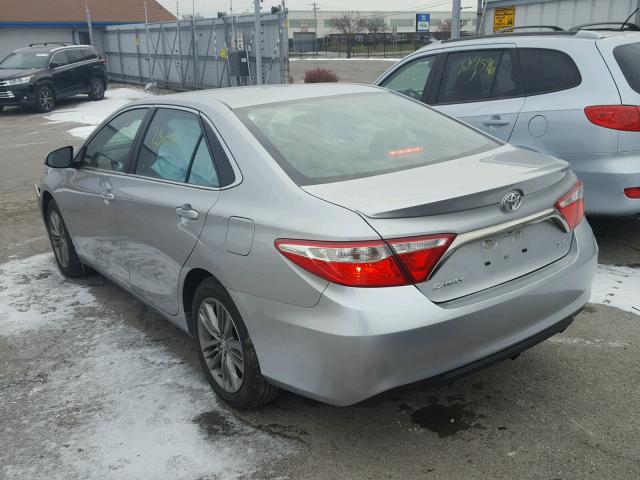 4T1BF1FK6HU406967 - 2017 TOYOTA CAMRY LE ნაცრისფერი ფოტო 3