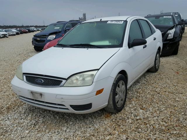 1FAHP34N87W232879 - 2007 FORD FOCUS ZX4 WHITE photo 2