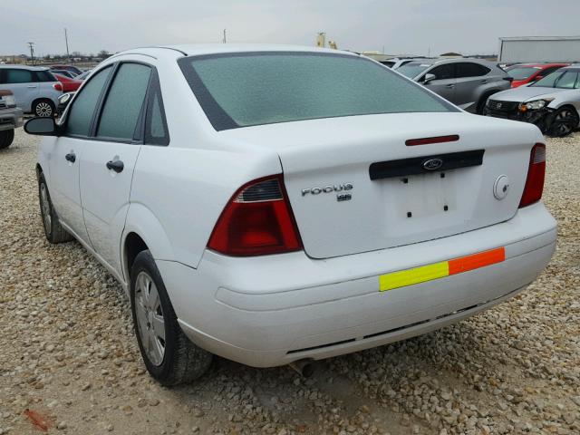 1FAHP34N87W232879 - 2007 FORD FOCUS ZX4 WHITE photo 3