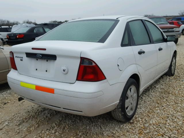 1FAHP34N87W232879 - 2007 FORD FOCUS ZX4 WHITE photo 4