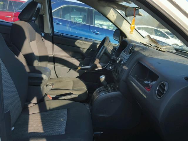 1J4FT47B29D187158 - 2009 JEEP COMPASS SP WHITE photo 5