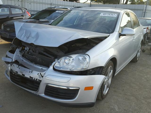 3VWAZ7AJ8AM127553 - 2010 VOLKSWAGEN JETTA LIMI SILVER photo 2