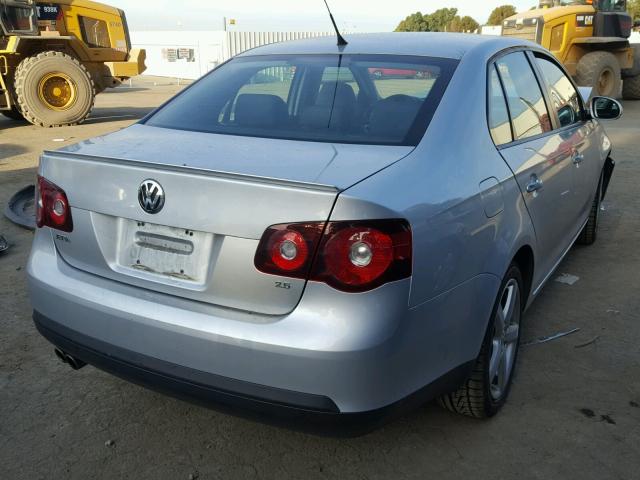 3VWAZ7AJ8AM127553 - 2010 VOLKSWAGEN JETTA LIMI SILVER photo 4