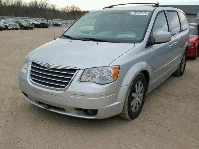 2A8HR54179R639836 - 2009 CHRYSLER TOWN & COU SILVER photo 2