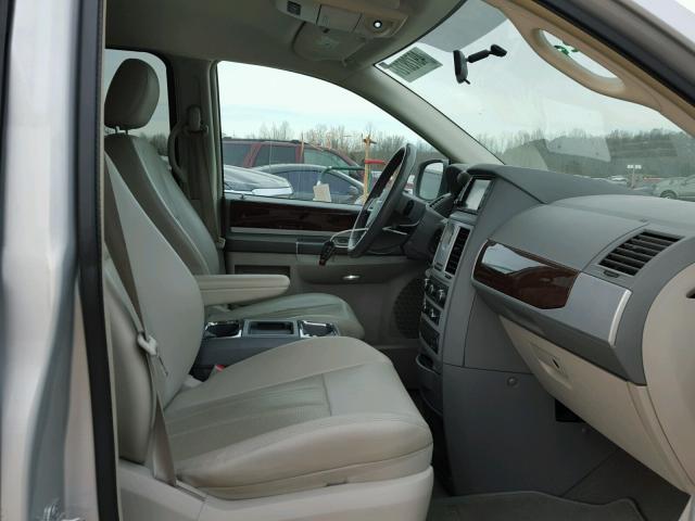2A8HR54179R639836 - 2009 CHRYSLER TOWN & COU SILVER photo 5