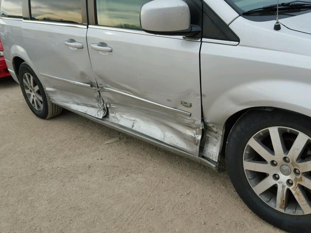 2A8HR54179R639836 - 2009 CHRYSLER TOWN & COU SILVER photo 9