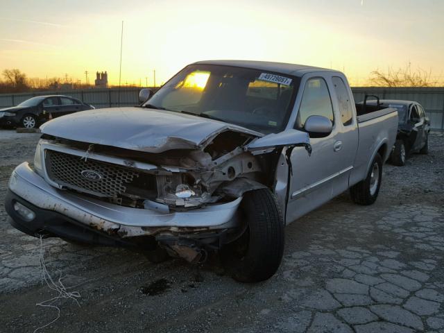 1FTRX18L5YKA63943 - 2000 FORD F150 SILVER photo 2