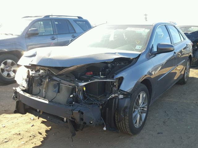 4T1BF1FK0HU370399 - 2017 TOYOTA CAMRY LE ნაცრისფერი ფოტო 2
