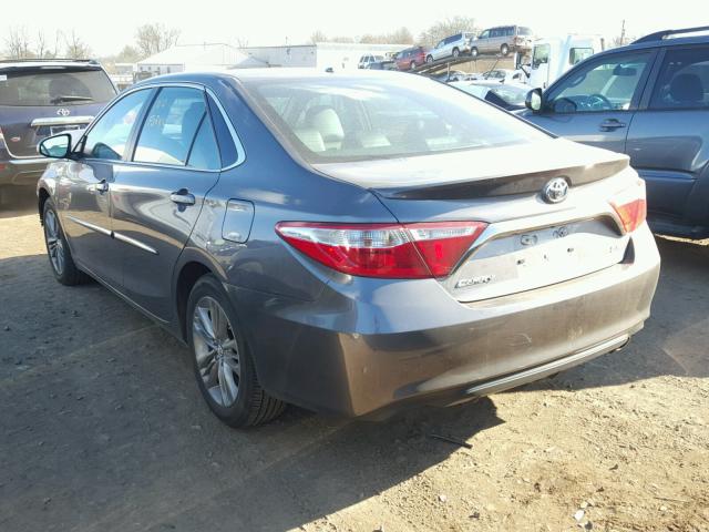 4T1BF1FK0HU370399 - 2017 TOYOTA CAMRY LE ნაცრისფერი ფოტო 3