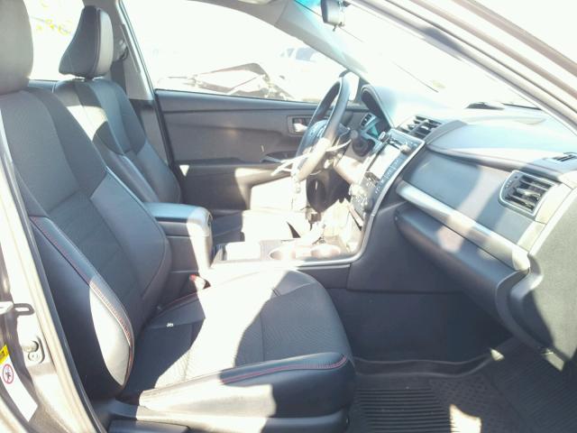 4T1BF1FK0HU370399 - 2017 TOYOTA CAMRY LE ნაცრისფერი ფოტო 5