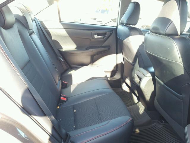 4T1BF1FK0HU370399 - 2017 TOYOTA CAMRY LE ნაცრისფერი ფოტო 6