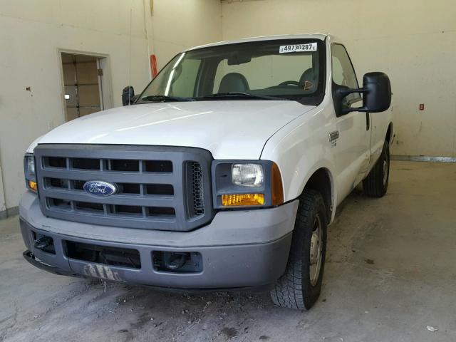 1FTNF20505EC02889 - 2005 FORD F250 SUPER WHITE photo 2