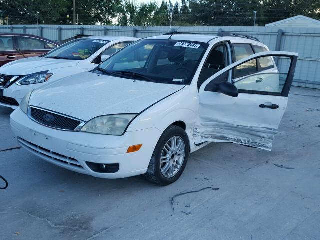 1FAHP36N15W182532 - 2005 FORD FOCUS ZXW WHITE photo 2