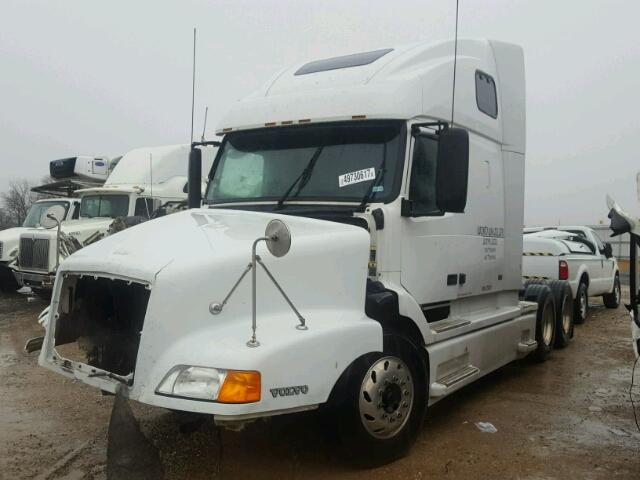 4V4NC9JH12N329421 - 2002 VOLVO VN VNL WHITE photo 2