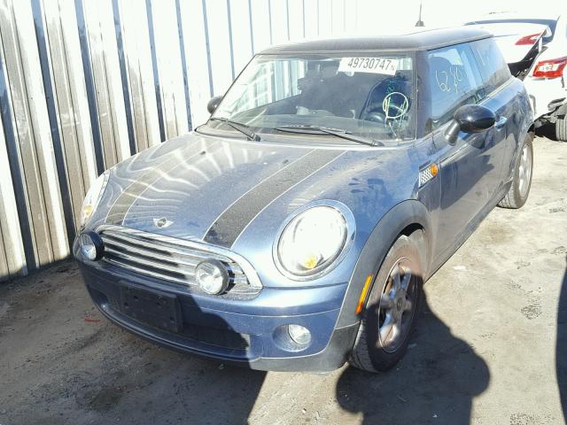 WMWMF3C59ATZ22353 - 2010 MINI COOPER BLUE photo 2