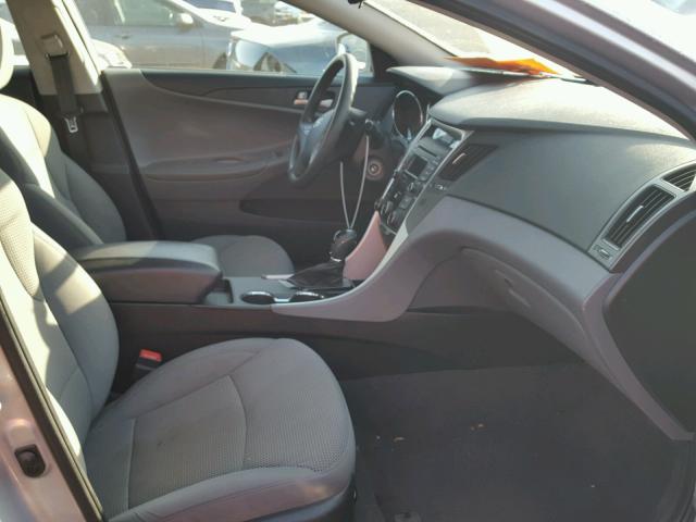 5NPEB4AC9EH935477 - 2014 HYUNDAI SONATA GLS SILVER photo 5