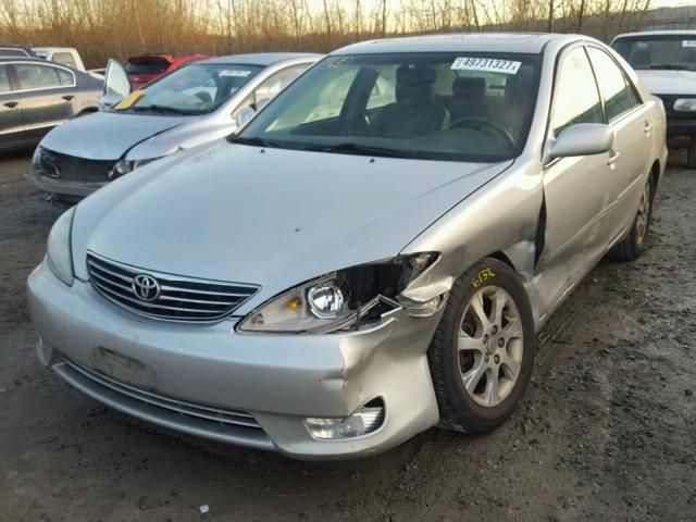 4T1BE30K15U514867 - 2005 TOYOTA CAMRY LE ვერცხლისფერი ფოტო 2