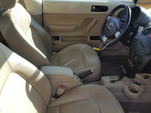 3VWCD31Y14M325618 - 2004 VOLKSWAGEN NEW BEETLE 奶油色 照片 5