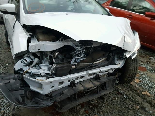 1FADP3FE5FL381648 - 2015 FORD FOCUS SE WHITE photo 9