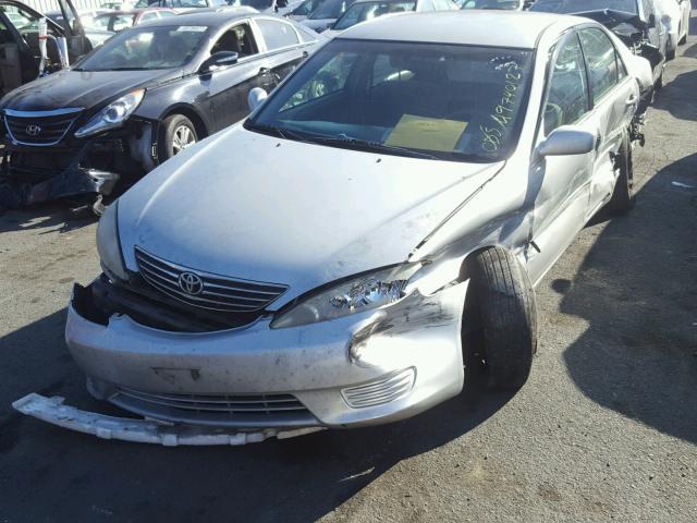 4T1BE32K05U055361 - 2005 TOYOTA CAMRY LE SILVER photo 2