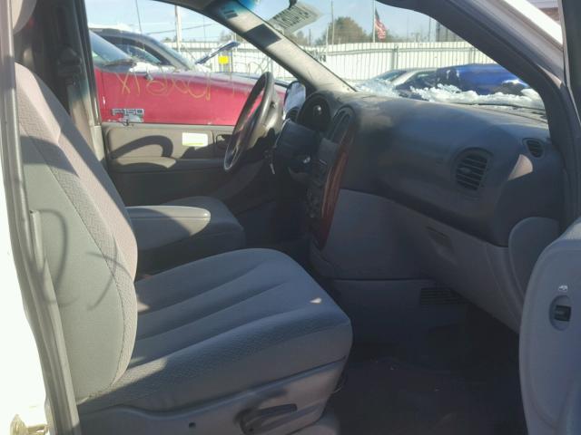 2C4GP44R65R190605 - 2005 CHRYSLER TOWN & COU WHITE photo 5