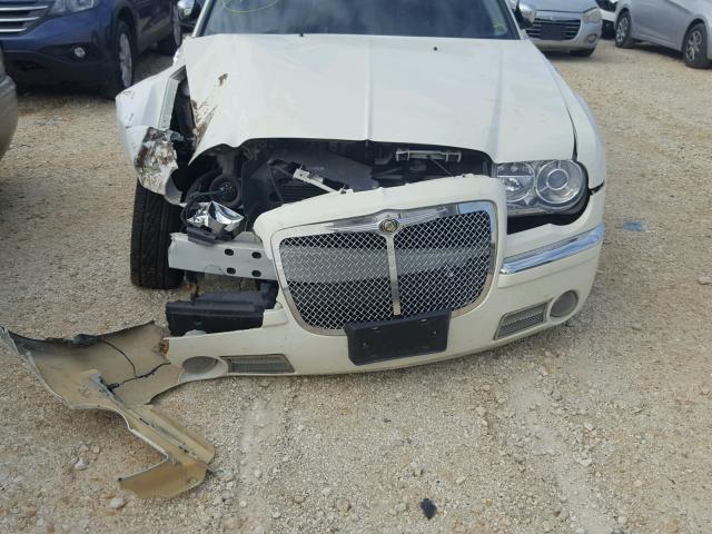 2C3KA63HX6H177335 - 2006 CHRYSLER 300C WHITE photo 9