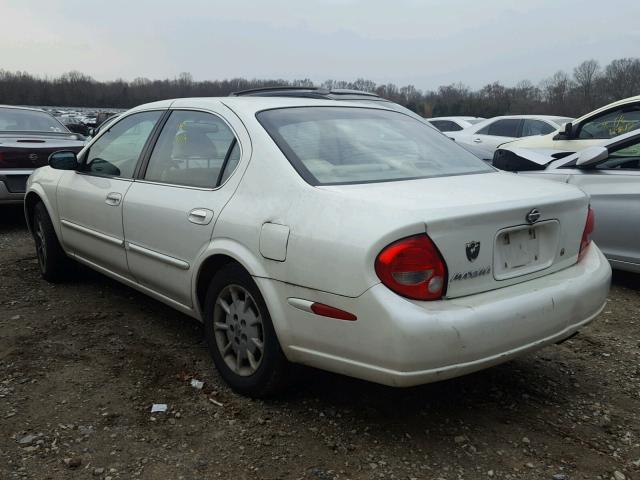 JN1CA31D61T821135 - 2001 NISSAN MAXIMA GXE WHITE photo 3