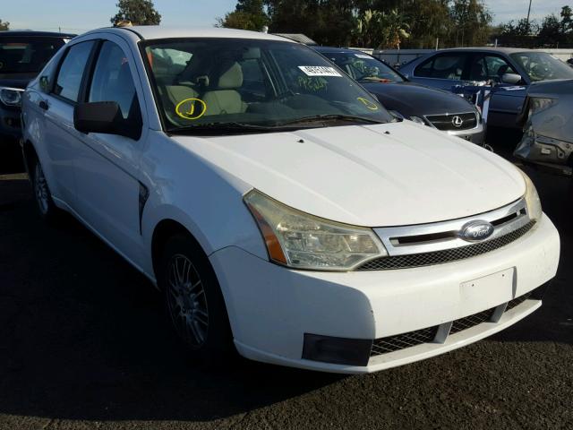 1FAHP35N78W188888 - 2008 FORD FOCUS SE WHITE photo 1