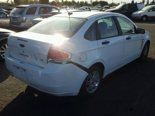 1FAHP35N78W188888 - 2008 FORD FOCUS SE WHITE photo 4