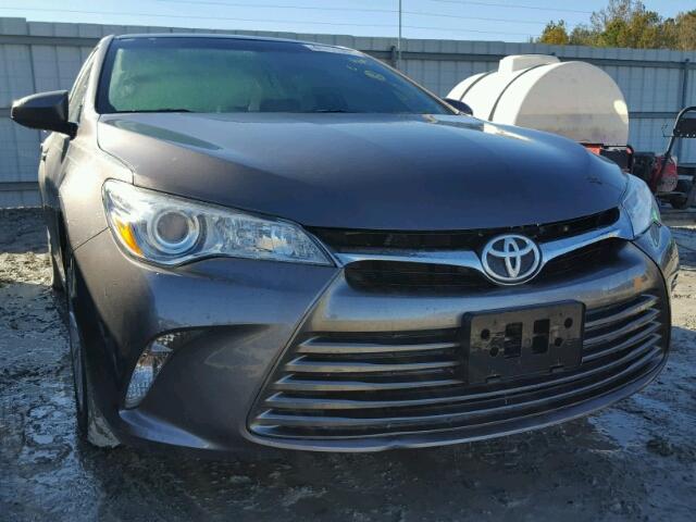 4T4BF1FK2FR475111 - 2015 TOYOTA CAMRY LE 灰色 照片 1