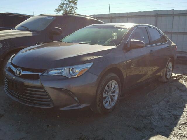 4T4BF1FK2FR475111 - 2015 TOYOTA CAMRY LE 灰色 照片 2