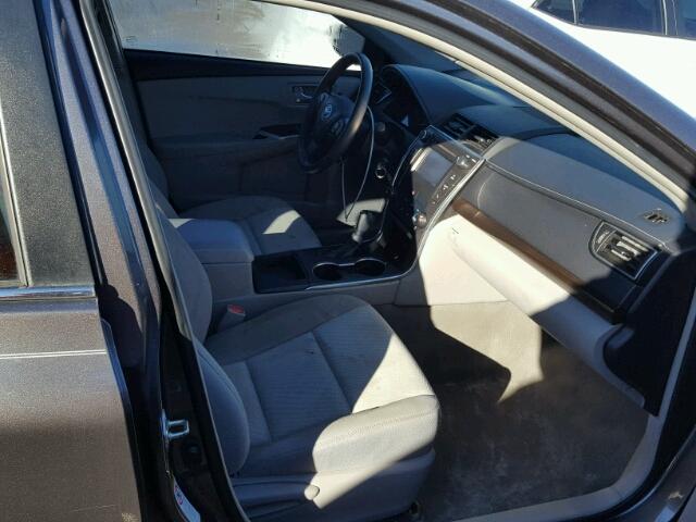 4T4BF1FK2FR475111 - 2015 TOYOTA CAMRY LE 灰色 照片 5