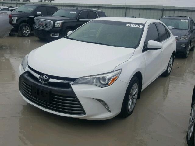 4T4BF1FK7FR475816 - 2015 TOYOTA CAMRY LE თეთრი ფოტო 2