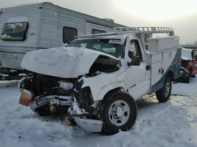 1GBHC24U42E272435 - 2002 CHEVROLET SILVERADO WHITE photo 2