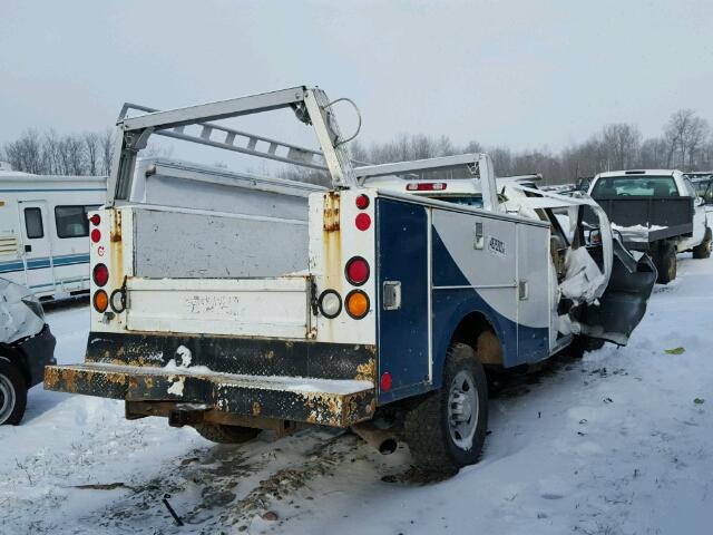 1GBHC24U42E272435 - 2002 CHEVROLET SILVERADO WHITE photo 4