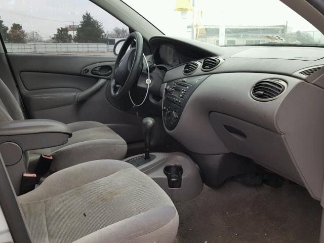 1FAHP36372W174154 - 2002 FORD FOCUS SE WHITE photo 5