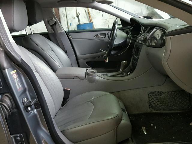 WDDDJ72X78A131696 - 2008 MERCEDES-BENZ CLS 550 GRAY photo 5