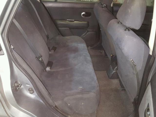 3N1BC11E29L440661 - 2009 NISSAN VERSA S GRAY photo 6