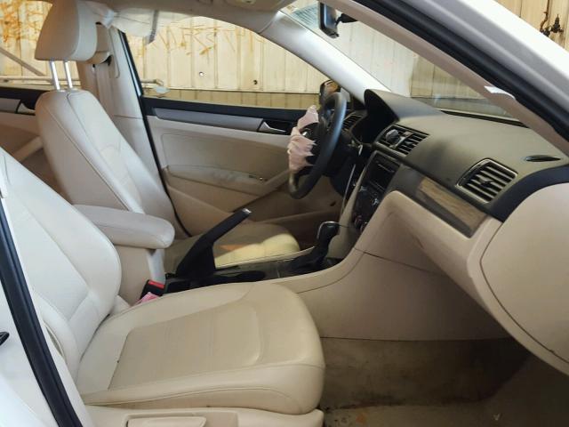 1VWAP7A3XDC137773 - 2013 VOLKSWAGEN PASSAT S WHITE photo 5