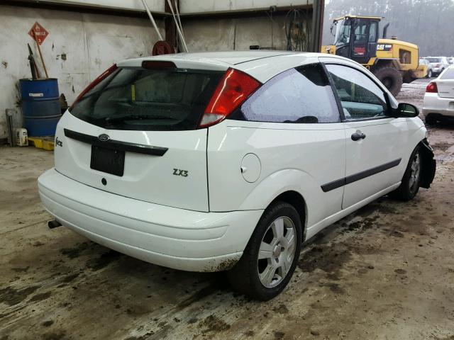 3FAFP31Z34R102697 - 2004 FORD FOCUS ZX3 WHITE photo 4