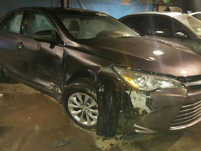 4T1BF1FK4GU540326 - 2016 TOYOTA CAMRY LE GRAY photo 9