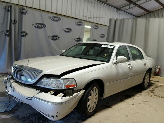 1LNHM82V27Y634982 - 2007 LINCOLN TOWN CAR S CREAM photo 2