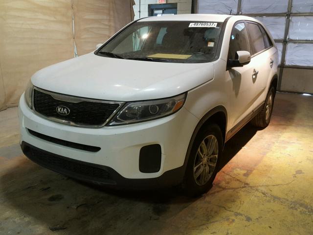 5XYKT3A61FG590104 - 2015 KIA SORENTO LX WHITE photo 2