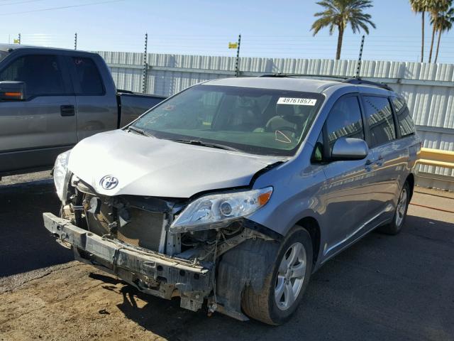 5TDKZ3DC7HS776204 - 2017 TOYOTA SIENNA LE SILVER photo 2